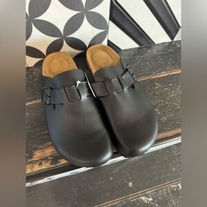 This seasons hottest shoe🔥Black Slip-On unisex,but listed under women’s4 suzing